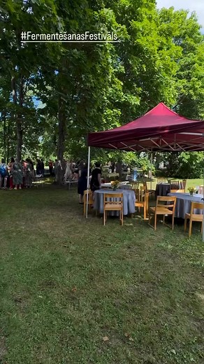 Kas ir Latvijas fermentēšanas festivāls, vai jautra vasaras ballīte? Jā, arī. Bet visvairāk tās ir sarunas, stāsti un zināšanas. Par veselību, par sevi, par procesiem, kas notiek mūsos. Milzu zināšanu apjoms un pieredzes stāsti. Un vēl, tā ir iespēja nogaršot, izzināt un saprast visu to, par ko tik daudz dzirdēts un lasīts. Beidzot apskatīt, pasmaržot un nogaršot dzīvē.Paldies organizatoriem par uzaicinājumu un dalībniekiem par kopīgi lieliski pavadītu dienu.Skābētā auzu ķīseļa recepte būs rīt!�