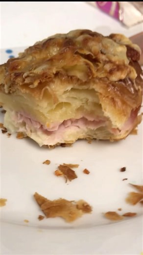 My lovely new colleague shared her breakfast with me🥰🥰🥰