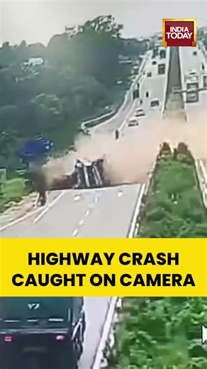 SHOCKING: Terrifying CCTV Video Shows Chain-Reaction Crash on National Highway #roadaccident #bolero