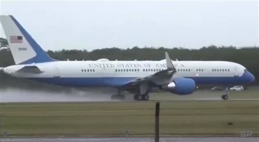 BUZZ – Découvrez l’hilarante parodie de Top Gun avec Trump et Macron Depuis aujourd’hui, une vidéo générée par intelligence artificielle circule sur les réseaux sociaux. Elle montre Donald Trump à bord d’Air Force One, puis Emmanuel Macron dans un avion de chasse, lunettes d’aviateur sur le nez, dans une mise en scène inspirée de Top Gun. Macron à Davos : les lunettes qui font parler Pour rappel, lors du Forum économique mondial à Davos, Emmanuel Macron a fait sensation… avec ses lunettes d’avia