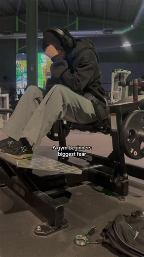 Absolute life saver🙏🙏, I’d been sat on the hip thrust machine for 15 minutes building courage to ask someone.😭 #gym #beginner #hipthust #glutesworkout #gymhumor