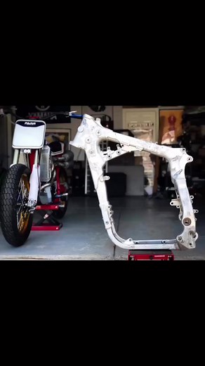 29K views · 1.2K reactions | This look at Spencer’s frame up build shows the unreal craftsmanship that went into creating the baddest XR650R we’ve seen. Find a Gen II 4 Stroke Lectron like the one on Spencer’s build here: https://loom.ly/FLN925g | Lectron Fuel Systems | Facebook