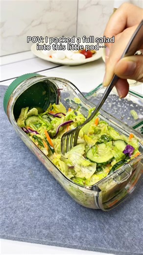 Lately I’ve been obsessed with this Salad Pod 🥗😂 — it actually keeps everything fresh and crisp until lunchtime! The vertical layering keeps veggies, protein, and toppings separate so you don’t end up with sad, soggy greens. Total game changer for meal prep. And the built-in dressing container?? 🛡️✨ Leak-proof and just the right size. I just pour it in when I’m ready to eat and boom—perfect salad every time. The lid even turns into a bowl 🍴 so I can eat at my desk, in the car, or take it out