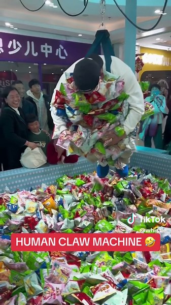 Bro grabbed enough snacks for a month 😂 #fyp #explore #clawmachine #funny (via imf_502/IG)