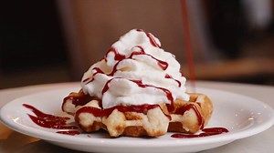 1.2M views · 1.8K reactions | Chantilly, calda de frutas vermelhas, mel, chantilly de brigadeiro... Como você prefere personalizar seu Waffle Belga na Starbucks? Conte pra gente! <3 #AArteDoEspresso #StarbucksBrasil | Starbucks Brasil | Facebook