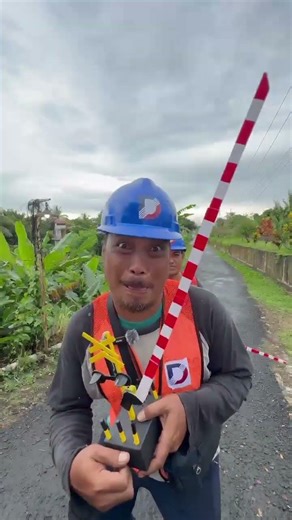 Kelakuan Bapak Bapak Mainin Palang Pintu Panjang Depan Petlintasan Kereta Api
