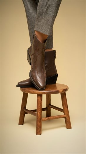 No son solo unos botines, son esos zapatos que tu outfit está necesitando con urgencia. ✨👢 Combinamos el cuero color chocolate con bordados artesanales para darle a tu estilo un toque sofisticado y diferente. 🌎 They’re not just ankle boots, they’re the shoes your outfit desperately needs. We combine chocolate-colored leather with handcrafted embroidery to give your style a sophisticated and unique touch. #PisandoFuerte #BonBonite | bon-bonite