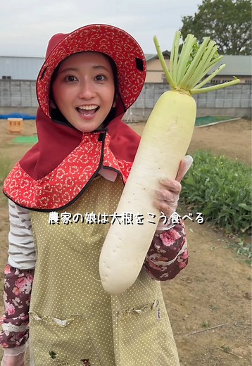農家の娘は大根をこう食べる。 --------------------- 🥓ジューシーだんべがに。大根の肉巻き ▼材料（1人分） ・大根 5cm ・豚バラ肉 5枚 ・小麦粉 片面5秒ずつ ・焼肉のタレ 3秒 ・ごま 3秒 ・小ネギ 3秒 ・油 1秒 ▼作り方 ① 大根の皮をむいて、1cm幅の輪切りにする ② 豚肉を巻き、小麦粉を振るいかける ③フライパンに油1秒しき、片面焼き色がつくまで焼く。 ④ひっくり返してフタして弱め中火で900秒(15分)蒸し焼き ⑤焼肉のタレ3秒かけて絡める ⑥小ネギ３秒、白ごま３秒かけて完成 ⸻ 👩‍🌾農家の娘の豆知識 大根は先が丸いものが甘くて美味しいんさ 【おまけレシピ】 大根の皮は千切りにしてポン酢5秒、味の素10秒かけて 冷蔵庫に入れ800秒(30分)。とまらんポリポリおつまみに！ --------------------- #秒数レシピ#簡単#レシピ#おかず#大根