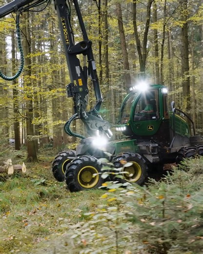 Tree-mendous work in progress! Watch the power of our harvester head H425 unfold. 🌲 | John Deere
