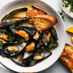Steamed Mussels in White Wine & Lemon