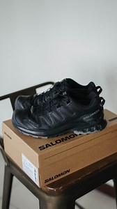 #SALOMON . ᐟ #新品 . ᐟ #留言拿連結 . ᐟ 🛒 https://bit.ly/4bOaADf 一上架就被問爆的那雙鞋又來啦❗ 低負重的兩天一夜、單日健行都可以 全黑的造型真的超帥的啦🥺 /// 𝑺𝑨𝑳𝑶𝑴𝑶𝑵 𝑿𝑨 𝑷𝑹𝑶 𝟑𝑫 𝑽𝟗 𝑮𝑻𝑿 低筒健野鞋 /// ▸ ContaGrip 大底，頂級抓地力 ▸ Gore-Tex 材質，防水、透氣 ▸ 3D Advanced Chassis 中底，緩震、穩定 #Amouter #穿搭 #登山穿搭 #outdoorfit #outdoorouting #outdoorgirls #休閒穿搭 #健行 #百岳 #山 #山岳 #百岳練習生 #台灣山岳 #山系 #山系穿搭 #凹豆 #山登り初心者 #日常穿搭 #日常 #登山鞋 #百岳 #山 #登山 #登山裝備 #SalomonTaiwan #SALOMONXAPRO3DV9 | AMOUTER