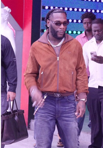 African Gaint Burna Boy always on the move with his heavy security! 🙌🏽🦍🚀 #burnaboy #odumodublvck #6uff #burnaboygram #seyivibez