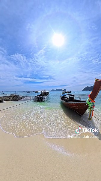 Koh Phi Phi, un véritable paradis ! 🏝️ Il suffit de monter dans un long-tail boat pour découvrir des plages sublimes, isolées et totalement magiques. 🚤✨ Un incontournable à chaque voyage en Thaïlande ! 🇹🇭 #KohPhiPhi #ThailandTravel #LongTailBoat #ParadiseIsland #VisitThailand @Boy Tutsaporn