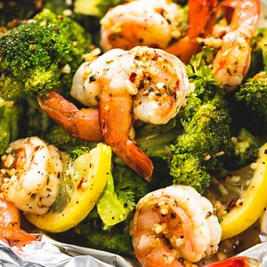 These LEMON HERB SHRIMP & BROCCOLI FOIL PACKS are insanely easy and crazy delicious! FULL RECIPE: http://www.lecremedelacrumb.com/lemon-herb-shrimp-broccoli-foil-packs/ | Creme de la Crumb