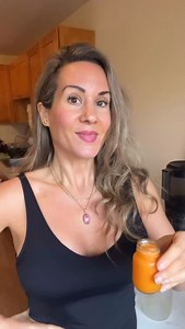 Are you wanting to avoid the nasty bugs that always seem to circulate this time of year? If so, I highly recommend making these upgraded immune boosting shots 🔥 I know there are countless versions of these online and they’re all pretty good but I’d have to say that these are one of the best versions you can make as they are packed with everything your body needs to keep its defenses strong 💪 Oranges contain significant amounts of glutathione and they have the ability to purify and strengthen a