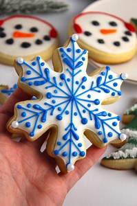 862K views · 16K reactions | I’m sharing the most delicious and easy recipe for Decorated Sugar Cookies! 癩 I also created a beginners guide for everything you need to know about the basics of decorating sugar cookies for this Christmas season  https://thesqueakymixer.com/christmas-sugar-cookies/ | The Squeaky Mixer | Facebook