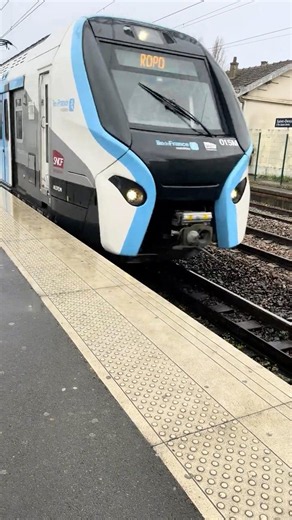 RER D | Arrivée du RER NG (Z58500) sous la pluie à Saint-Denis