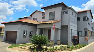 3 Bedroom Townhouse for sale in Blue Valley Golf Estate - Centurion - Property24