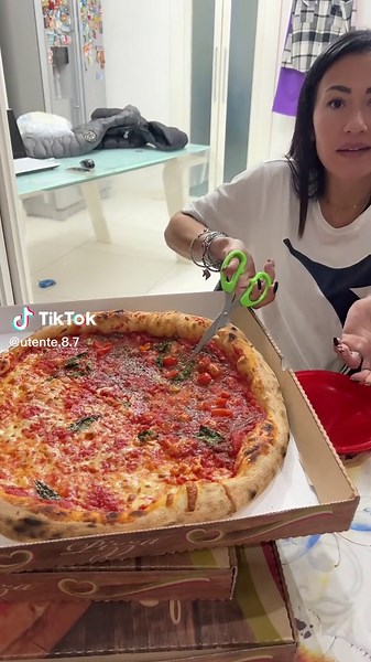 Unique Pizza Cutting Method with Scissors