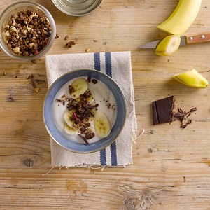 Granola al cioccolato banana alternativa vegetale allo yogurt Natural con Mandorla Alpro: esiste colazione più gustosa (e veloce)? ;-) | Alpro