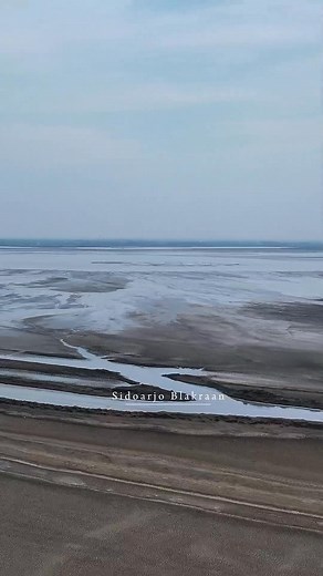 Lumpur Terbesar di dunia Hanya Ada di Sidoarjo Jumlah lumpur di Sidoarjo yang keluar dari perut Bumi itu sekitar 100.000 meter kubik per hari, yang tidak mungkin keluar dari lubang hasil "pengeboran" selebar 30 cm. Dan akibat pendapat awal dari Wahana Lingkungan Hidup Indonesia maupun Kementerian Lingkungan Hidup Indonesia yang mengatakan lumpur di Sidoarjo ini berbahaya, menyebabkan dibuat tanggul di tanah milik masyarakat. Akan tetapi karena volumenya besar, tanggul itu tidak mampu menampung s