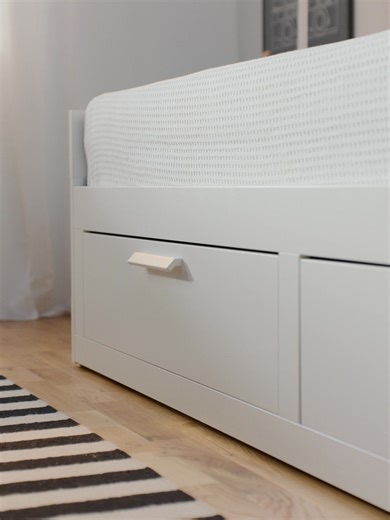 小空間，更需要聰明規劃！ 󠀠 BRIMNES床框附床底收納盒 ✅ 單人床秒變雙人床：突然有客人來訪也不慌張 ✅ 附4個大抽屜：輕鬆收納棉被、枕頭和寢具 ✅ 搭配風格靠枕：輕鬆變成一張舒適的沙發 居住小空間的你必看>>https://lihi2.com/wHzck 󠀠 #IKEA #IKEATW #IKEATaiwan #BRIMNES #小空間收納 | IKEA