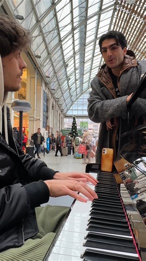 360K views · 12K reactions | The most HEAVENLY voice you'll ever hear朗 I was asked for an italian song by a family dad.. When suddenly the famous Cameron Shahbazi joined me ! Watch how everyone was shocked by his voice in the train station !朗 #opera #piano #music #singer | Aurelien Froissart | Facebook