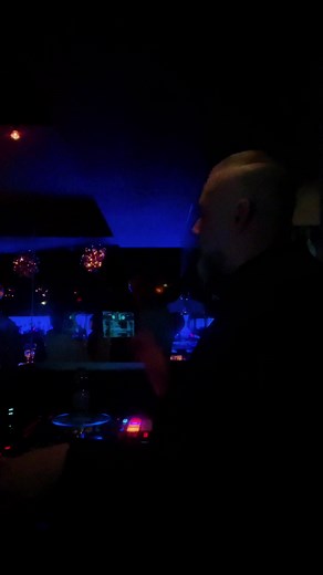 Works all the time!! #wordplay #djanthonyv #djnickspinelli #bep #bsb #dj #montreal #likeandfollow #2023 #vivaentertainmentmtl @Nick Spinelli #duetthis #nye