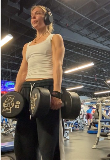 first leg day of 2026 checkkk 🏋️‍♂️🎧✔️✨🤸(did a lil upper too lolll) but fr i can’t wait to see what ways i progress this year gym wise 😌😆 don’t have any physical goals, i just want to do more of EVERYTHING n have fun while doing it all 😚 #fyp #gymgirl #girlswholift #healthylifestyle #gymmotivation