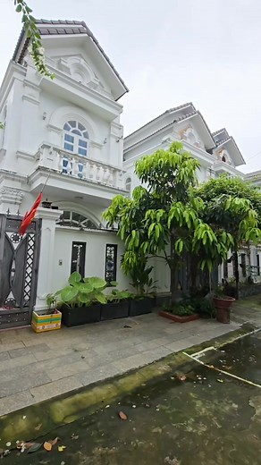 Không tin được BIỆT THỰ RẺ HƠN NHÀ PHỐ... Bán gấp biệt thự Vạn Xuân, chủ kẹt bán lỗ gần 1 tỷ, hẻm 9m, đường Hà Huy Giáp, Quận 12!! 🌱 Diện tích: 7 x 18m – công nhận đủ, sàn 250m², sổ hồng riêng, hoàn công đầy đủ. 🌱 Kết cấu: 1 trệt 1 lầu, đúc thật kiên cố, thiết kế sang trọng, chỉ cần xách vali vào ở ngay. 🌱 Công năng: 4 phòng ngủ, 4 WC, phòng thờ, sân thượng trước sau thoáng mát. 🌱 Vị trí: Hẻm nhựa 9m thông, khu biệt thự đồng bộ, dân trí cao – an ninh tuyệt đối. 🌱 Hiện đang cho thuê văn phòn