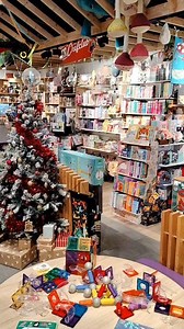 À la recherche d'un cadeau pour un enfant de 8 ans ? Voici 10 idées de jeux, jouets, puzzles, coffrets créatifs... des cadeaux qui feront briller les yeux des filles et des garçons à Noël 🤩🥰 #ideecadeau #souslesapin #Noel #cadeauenfant #top10 #8ans #cadeau8ans #enfant8ans #noel2025 | La Poule à Pois. Jeux et Jouets