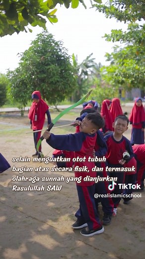 memanah untuk anak-anak bermanfaat meningkatkan koordinasi mata dan tangan menguatkan otot tubuh bagian atas secara fisik, dan termasuk olahraga sunnah yang dianjurkan Rasulullah SAW Manfaat Utama Memanah untuk Anak: * Meningkatkan Fokus & Konsentrasi: Membidik sasaran membutuhkan fokus tinggi yang membantu anak lebih mudah konsentrasi dalam kegiatan sehari-hari. * Koordinasi Mata-Tangan: Melatih kerja sama antara mata untuk membidik dan tangan untuk menembak, meningkatkan keterampilan motorik h