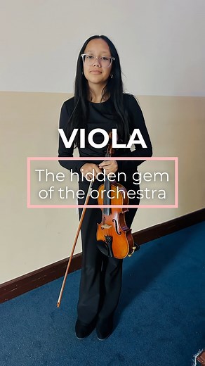 5 Amazing Viola Tips You Didn’t Know! 1️⃣ The viola is the “heart” of the orchestra. It connects violins and cellos, giving balance and warmth to every harmony. 💛 Without the viola, the orchestra would lose its soul! 2️⃣ Its sound is deeper and richer than the violin’s. That mellow tone is what makes the viola so emotional — it speaks softly, but powerfully. 🎶 3️⃣ Viola players read in alto clef! It’s a special clef used almost only by violists — a true superpower of reading music! 🦸‍♀️ 4️⃣ T