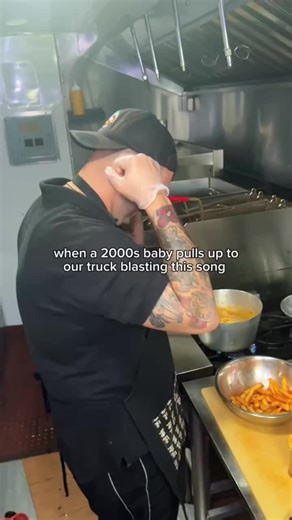 Swerve and get some chicken woOoAHhhH 🎶💥 ‘I’m a tweaker’… and our foods got that swerve—crispy, hot, and ready to take you on a flavor ride. Come through tomorrow and enjoy the best chicken in America!! 🍗💨 WE’RE OPEN TOMORROW! 6:00PM-MIDNIGHT (or until sold out) 📍6776 SW 117TH AVE Miami, FL 33183 #thesidechick #kendallfoodtruck #bendthatcorner #miamifoodtruck #tweaker #liangeloball #hotandcrispy #loadedfries #305eats #streetfoodvibes #goodeatsgoodbeats #friedchickenmiami #bestchickenwings @