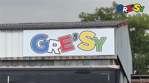 Dans cette vidéo, on vous explique comment fonctionne Gre’Sy, de la collecte des dons jusqu’à la vente des vêtements en boutique ♻️ Vous découvrirez les différentes étapes du parcours d’un article : le tri, la sélection, la valorisation, puis la mise en vente. Cette vidéo permet de mieux comprendre comment les dons sont transformés en pièces de seconde main de qualité, accessibles à tous, dans une démarche de réemploi et de consommation plus responsable. #gresy #secondevie #reemploi #moderespons