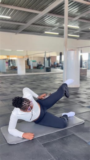 LADDIES!!🌸 Hip dips are completely natural, they’re simply the shape of your PELVIS and how your fat & muscle are distributed. You can’t “fix” them, but you can build your glutes (especially the side glutes) to create a fuller, smoother look. Train smart, not insecure. 💪✨ #tashfit