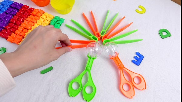 Skylety 74 Pieces Counting Sorting Bears Sensory Bin Tools Fine Motor Skills Handy Scoopers Set Includes 60 Cute Rainbow Sorting Bears, 6 Jumbo Tweezers, 2 Scissors Clips and 6 Colorful Cups