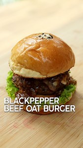 Resep Black Pepper Oat Beef Burger (untuk 3-4 porsi) Bahan patty: 300 gr daging sapi giling 70 gr Quaker Rolled Oats @quakerindonesia 2 butir putih telur 4 buah cabai keriting merah ½ buah paprika merah ½ sdt garam 1 sdt gula pasir ⅛ sdt merica Bahan saus lada hitam: 4 siung bawang putih ½ buah bawang bombai 60 gr saus tomat 3 sdm kecap inggris 1,5 sdm maizena 10 gr lada hitam, sangrai, haluskan 200 ml air 1 sdt kaldu sapi bubuk 1 sdm gula pasir 1 sdm mentega tawar ⅛ sdt garam Bahan lainnya: 200