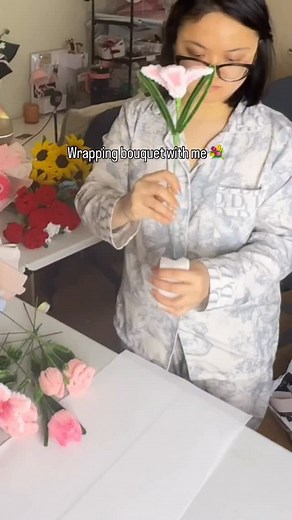 ✨ Wrapping a bouquet from scratch – every fold, fluff, and flower made with love 💐 💌 Want to send a thoughtful gift or create your own? 🌐: elleblooming.com ––– All handcrafted flower bouquets and frames made of pipe cleaner flowers by ELLE BLOOMING 💐 #flowers #handmadeflowers #perth | Elle Blooming