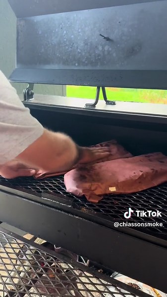 Trying butcher paper to wrap my ribs instead of using aluminum foil. I didn't notice a huge difference except the color stayed really consistent. Probably less steam in butcher paper compared to wrapping in aluminum foil #chiassonsmoke #bbq #summer #ribs
