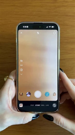 Instagram’s @Creators on Instagram: "‘Tis the season to share holiday cheer, and @dudanascimento shows how you can use the cutouts feature to upgrade your stories this season 🎄❄️"