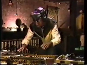 A DJ Lesson From Grandmaster Flash - 1982 | Flashbak
