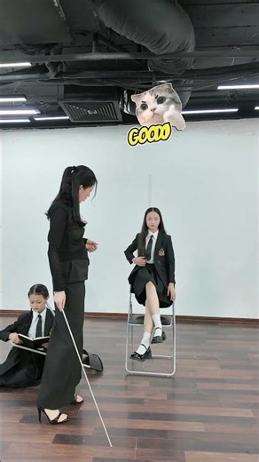 Cute students striking cool pose with chair #bybacademy #thanhhuyennguyen #daotaonguoimau #5g