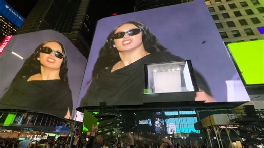 Charli xcx空降纽约时代广场！「365   360   Von dutch   Apple   Guess」超嗨连唱爽到出汁