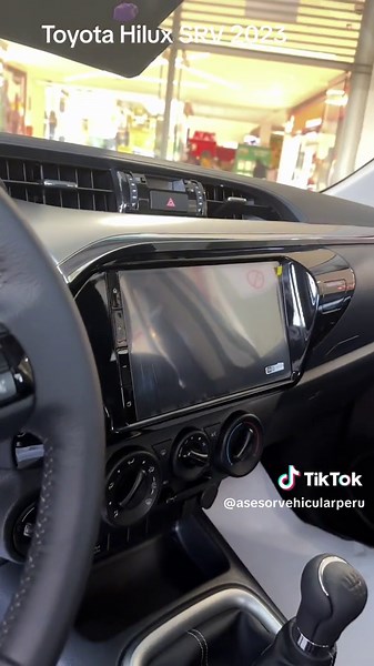 Interior Toyota Hilux SRV 2023