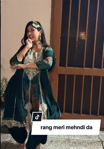 Cute Mehndi Dance Choreography in Punjabi Wedding Outfit