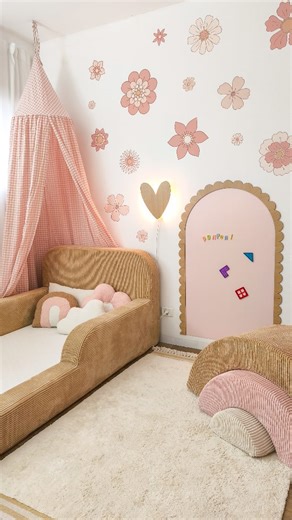 ‎Ponponi ריהוט ואקססוריז לחדרי ילדים ונוער | פונפוני‎ on Instagram‎: "Brown and pink kids room decor by Ponponi 🤎🎀 Featuring our brown foam bed for kids, The new removable pink magnetic arch wall decal with a scalloped wooden frame, and a gingham canopy for a soft, cozy nursery look. Timeless, warm, and designed for modern kids’ rooms. Available now in our online store ✨ עיצוב חדר ילדים בגווני חום וורוד מבית Ponponi 🤎🎀 כולל מיטת ספוג לילדים בצבע חום, מדבקת קיר מגנטית רב פעמית בצורת קשת בגוון