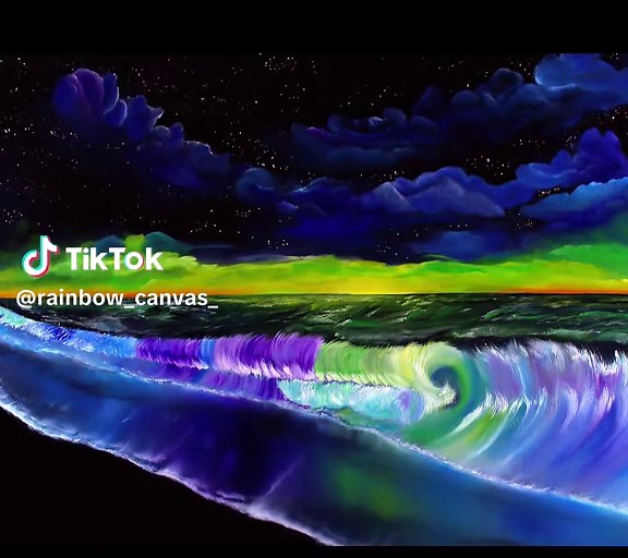 Farbrausch Dieses Ölbild habe ich erst kürzlich fertig gestellt. Ich liebe die Details bei dem Bild. Die Farbübergänge bei den Wolken, das Zusammenspiel zwischen den verschiedenen Lila und Blautönen. Der Sonnenaufgang mit dem Orange, Gelb und Grün. Wie er sich im aufgewühltem Meer widerspiegelt und auch die Wellen die über den Strand laufen. Bei diesem Bild habe ich gelernt wie ich das Wasser so transparent male, dass sich der schwarze Sand durchspiegelt. Größe: 53,5 cm x 73,5 cm x 4 inkl. schwa