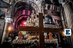 Επιτάφιος: Πώς θα παρακολουθήσετε την Ακολουθία - Ολα τα μέτρα στις εκκλησίες