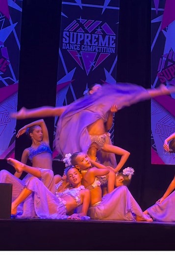 What a beautiful group acro 🤍🤍🤍 @SJDC incredible ⭐️ #dance #dancecomp #dancecompetition #lyrical #lyricalgroups